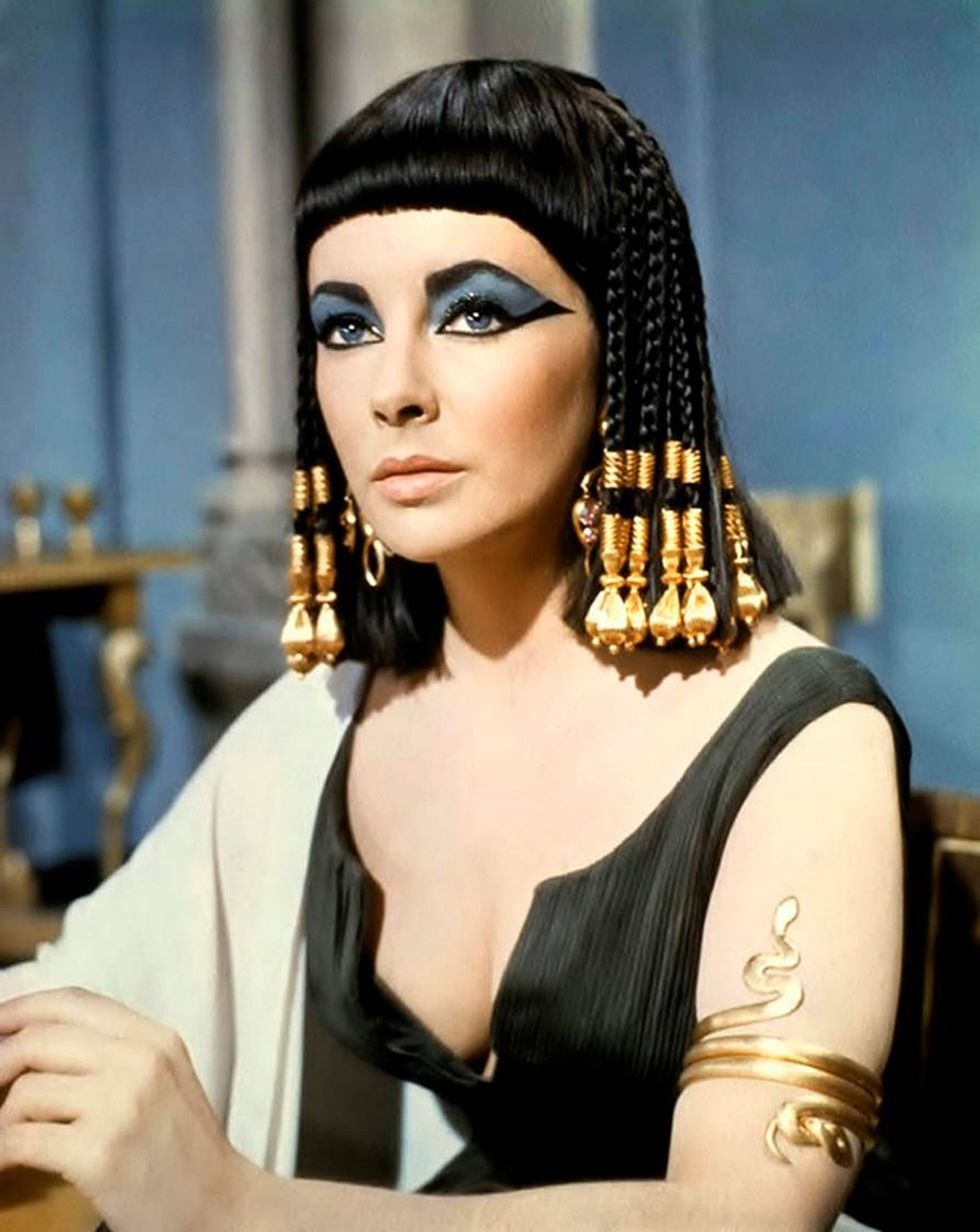<p>エジプト最後の女王<span class="redactor-invisible-space" data-verified="redactor" data-redactor-tag="span" data-redactor-class="redactor-invisible-space"></span>。絶世の美女として知られているのはこのクレオパトラ7世。1963年公開の映画『クレオパトラ』では、ハリウットでも絶世の美女と呼ばれた<a href="http://www.cosmopolitan-jp.com/entertainment/celebrity/gallery/g297/elizabethtaylorgotmarried8times/" target="_blank" data-tracking-id="recirc-text-link">エリザベス・テイラー</a>が演じている。</p><p>ただ実は、クレオパトラは見た目の美しさよりも、その人間的な魅力に多くの人が惹かれたとされているそう。シーザーは、「美しいというよりは、魅力があって、強い性格をもって」と形容し、夫のアントニウスも「美人というよりは、教養が高く恐れを知らない。活発な策略家。相手を逃がさない魅力がある」<span class="redactor-invisible-space" data-verified="redactor" data-redactor-tag="span" data-redactor-class="redactor-invisible-space">などと表現していた。</span></p><p>「クレオパトラは、<strong data-redactor-tag="strong" data-verified="redactor">顔が美しいと言われていたわけではなく、性格、声、会話力、語学力が秀でたことで人を惹きつけた</strong>と言われています（9カ国語話せたという説も）。最後の女王<span class="redactor-invisible-space" data-verified="redactor" data-redactor-tag="span" data-redactor-class="redactor-invisible-space"></span>であり、国を守る<span class="redactor-invisible-space" data-verified="redactor" data-redactor-tag="span" data-redactor-class="redactor-invisible-space"></span>ため、その頭の良さや才能で人を惹きつけたと言われています。映画などでも、バラを60センチ積み上げた中から現れたり、香水を体中に纏い絨毯から登場するなど自分の演出がうまく、<strong data-redactor-tag="strong" data-verified="redactor">サプライズを仕掛ける策略家</strong>だったようです」</p><p><strong data-redactor-tag="strong" data-verified="redactor">▼美容法</strong></p><p>今でも美容法として愛される金やはちみつ、バラの香油、またトレンドの"炭酸"も使われていた。</p><p>【金】</p><p>金を使用したツタンカーメン黄金のマスクが発見される。権力や永遠の美しさの<span class="redactor-invisible-space" data-verified="redactor" data-redactor-tag="span" data-redactor-class="redactor-invisible-space"></span>象徴、防腐。</p><p>【牛乳（ロバ）風呂】</p><p>1人が入るために500頭のロバを用意したと言われている。</p><p>【炭酸水浴】<br></p><p>湖から湧き出た天然炭酸で朝夜2回ずつの全身水浴（ピーリングや血行促進を促した）。</p>