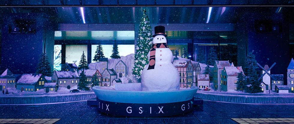 <p><span>GINZA SIXの2階にある三原テラスにジオラマの雪の街「Snow Dome City」が出現し、週末限定で雪が降るそう！　目印は、GINZA SIXのロゴがモチーフのBlack＆Goldのマフラーが愛らしい、北欧出身のスノーマン"スヌー（snö）"。今年は銀座でホワイトクリスマスを♡</span><br></p><p><span><a href="https://ginza6.tokyo/winter_2017_christmas" target="_blank" data-tracking-id="recirc-text-link">GINZA SIX Snow Dome City</a><span class="redactor-invisible-space"><a href="https://ginza6.tokyo/winter_2017_christmas　"></a></span><br></span></p>    <p>期間：～2017年12月2日（土）、3日（日）、9日（土）、10日（日）、16（土）、17日（日）、21（木）～25日（月）</p>  <p>※降雪イベントは、12:00～20:00の毎時00分から各5分程度。実施日時は変更になる可能性もあり。</p>  <p>会場：東京都中央区銀座6丁目10-1 GINZA SIX 2F 三原テラス</p>