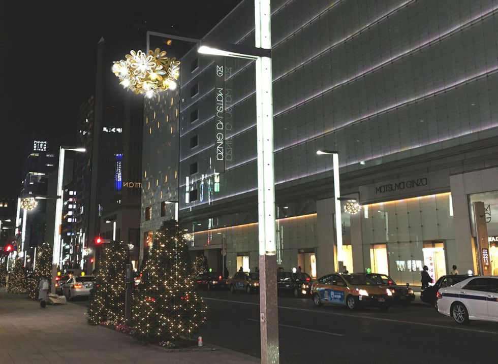 <p><span>銀座の年末年始の名物となった「GINZA ILLUMINATION 2017 ヒカリミチ～未来を照らす花～」が開催中。7回目となる今回は、前年に続きフランスのクリエーションスタジオPITAYAがデザインした光の花かごを街路灯に吊り下げ、夜の銀座を幻想的に演出。期間中は東北復興⽀援の募金箱も設置されるので、募金もお忘れなく。</span></p>    <p><a href="http://www.ginza.jp/" target="_blank" data-tracking-id="recirc-text-link">GILC GINZA ILLUMINATION 2017 ヒカリミチ～未来を照らす花～</a><span class="redactor-invisible-space"><a href="http://www.ginza.jp/　"></a></span><br></p><p>期間：～2018年1月8日（月・祝）</p>  <p>場所：銀座・中央通りの1 丁目から8 丁目および晴海通りの数寄屋橋から銀座4 丁目交差点付近</p>