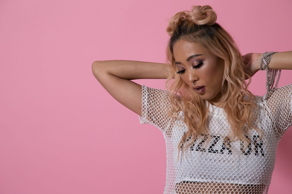 Hair, Pink, Blond, Clothing, Beauty, Skin, Shoulder, Hairstyle, Photo shoot, Lip, 