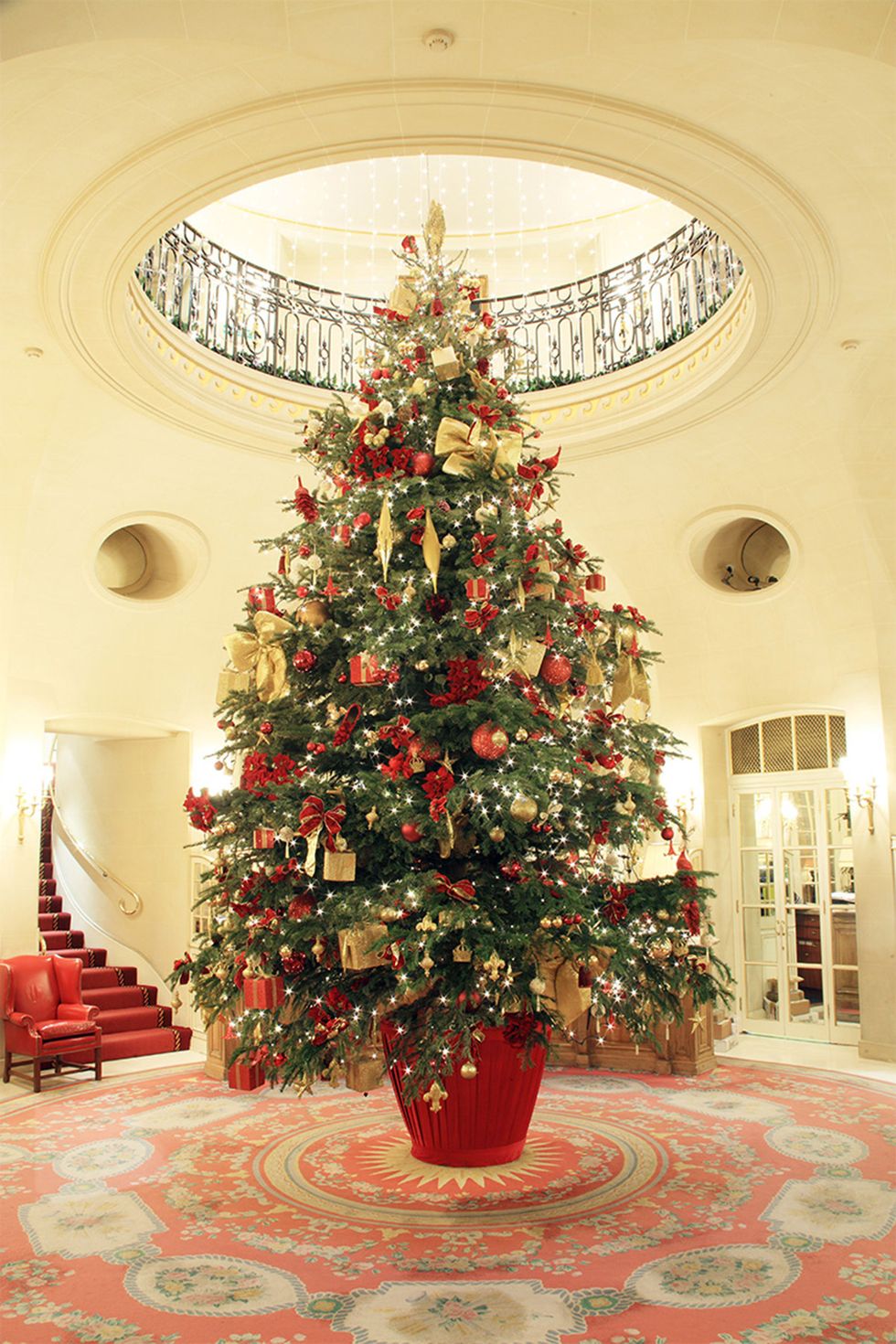 <p>スコットランドの高地から届いた25フィート（約760cm！）の高さを誇る松の木は、ザ・リッツのために栽培されたもの。ホテルのロビーに設置されたツリーのオーナメントは伝統的な赤とゴールドで彩られ、ボール、ケルビム、トナカイ、ベルベットのリボン、電飾などで埋め尽くされた、まさに子どもの頃に夢見たクリスマスツリーそのもの。<span class="redactor-invisible-space"></span></p>