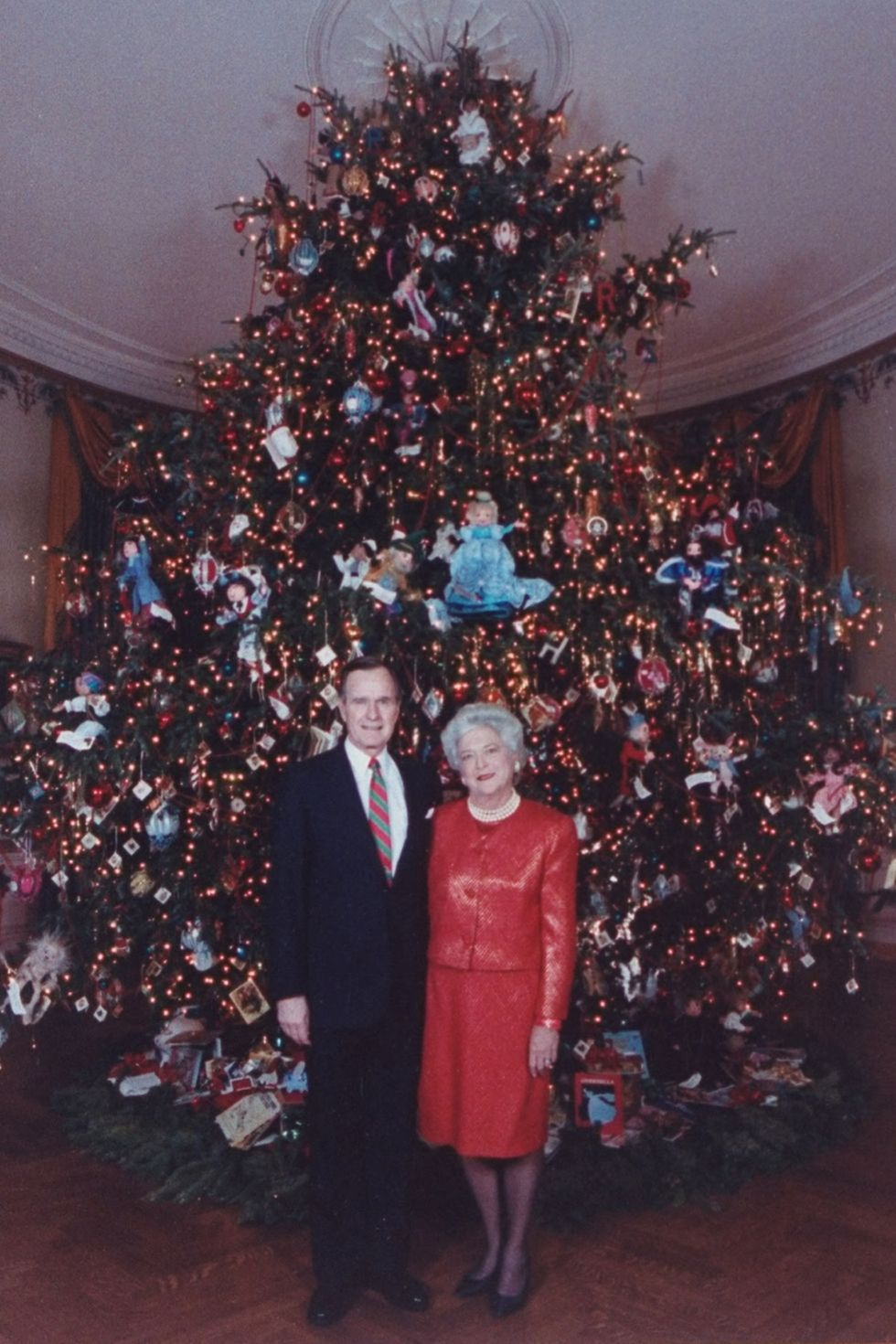 <p>ジョージ・ブッシュ元大統領と妻のバーバラにとって初のホワイトハウス・クリスマスにあたり、彼らは18フィート（約5.4メートル）のツリーを用意。人気児童書に登場するキャラクターの人形をデコレーションした。<span class="redactor-invisible-space"></span></p>