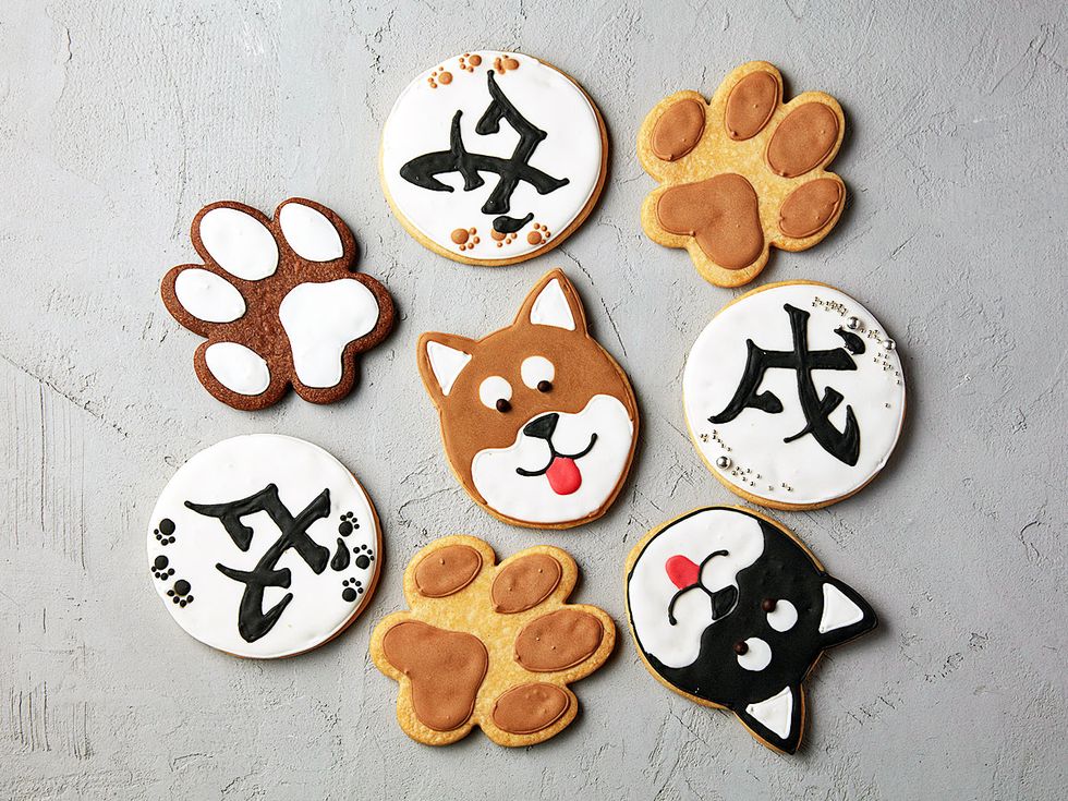 <p><span>2018年の干支は「戌」。それにちなんで、戌（犬）をモチーフにしたクッキーが、「グランド ハイアット 東京」の「フィオレンティーナ ペストリーブティック」で販売される。可愛らしい犬の顔はもちろん、肉球や干支の文字があしらわれたアイシングクッキーは、お年賀にはもちろん、オフィスでの新年のあいさつにもおすすめだ。犬好きもそうでない方も、今年は犬をあしらったアイテムで開運を狙おう！</span></p>    <p><a href="https://www.tokyo.grand.hyatt.co.jp/restaurants/fiorentina-pastry-tokyo/" target="_blank" data-tracking-id="recirc-text-link">グランド ハイアット 東京 フィオレンティーナ ペストリーブティック</a><span class="redactor-invisible-space"><a href="https://www.tokyo.grand.hyatt.co.jp/restaurants/fi..."></a></span><br></p><p>「干支クッキー」<span>1枚850円</span></p>  <p>販売期間：2017年1月1日（日）～1月31日（火）</p>  <p>tel. 03-4333-8713（直通）</p>