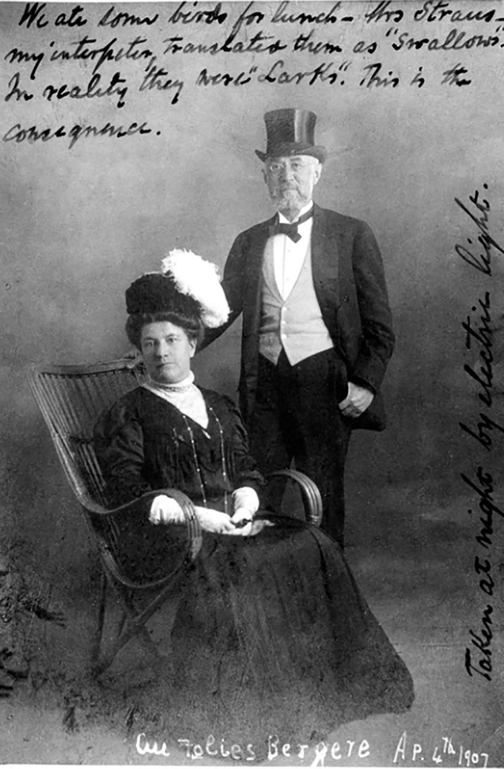 <p><span>1845年2月6日、ドイツのオッテンブルクで生まれたイジドー。1850年中頃にジョージア、その後アメリカに移住し、ニューヨークでアイダと運命の出会いを果たす。1871年、26歳だったイジドーは、22歳のアイダにプロポーズ。「彼らは愛し合っていました。街中で手を繋いだり、キスをしたり、ハグしたりもしていました。当時、彼のように社会的地位も経済力もある男性が人前で愛情表現を披露するのは、とてもめずらしいとされていました」「ある時なんて、人目もはばからず愛撫したりもしていたようです！　イジドー＆アイダは、強い絆で結ばれ、最後までお互いを愛し続けました。私たち子孫もそれを誇りに思っています」とクスマン氏。</span></p>