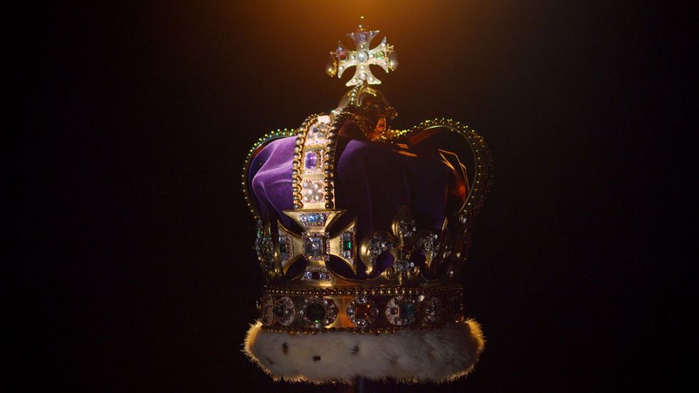 <p>ドキュメンタリーでは、エリザベス女王の戴冠式に用いられた聖エドワード王冠も紹介。この王冠は1661年、チャールズ2世のために作られたもので、貴重な宝石が全体に施されている。王室の金細工師、ロバート・ヴァイナーが制作し、重さはなんと2.3キロ。1953年の戴冠式以来、65年間にわたりロンドン塔にて大切に保管されているのだそう。</p><p>戴冠式の最後、聖エドワード王冠は大英帝国王冠と交換された。こちらの王冠は、2,800個のダイヤモンドやサファイア、エメラルド、パールなどの宝石でデコレーション。国会開会式に出席される際にも使用されるのだとか。</p>