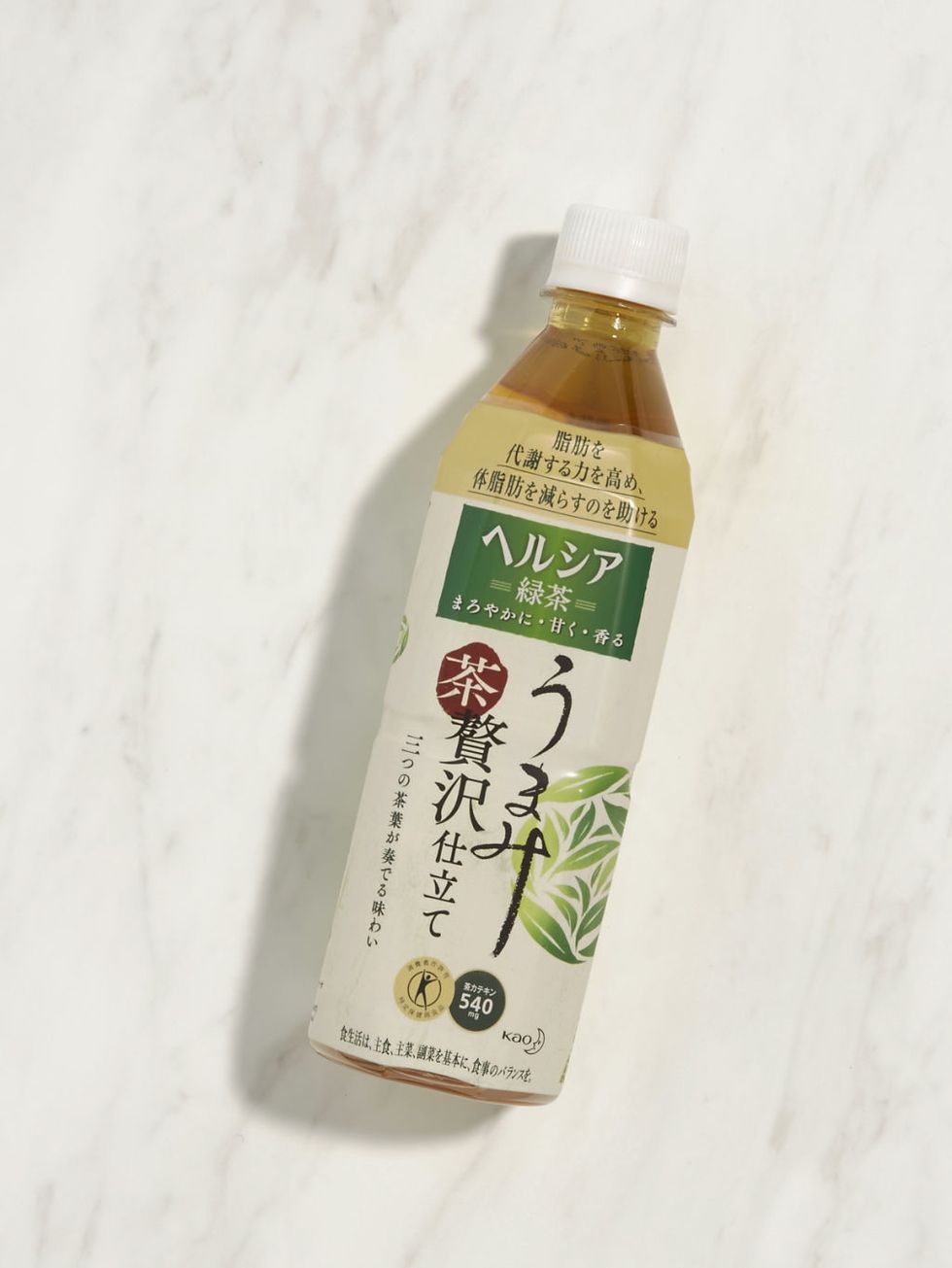 <p>いつもカフェオレ片手に…の生活をヘルシア緑茶にシフトするのが一番手っ取り早いすっきり方法。茶カテキンを豊富に含み、脂肪を代謝する力を高め、エネルギーとして脂肪を消費して体脂肪を減らすのを助けてくれる上に、贅沢な味わいを楽しめるなんて本当にスゴいことなんです！<br></p><p>ヘルシア緑茶 うまみ贅沢仕立て 500ml　180円（税抜）</p><p>問い合わせ先：<span class="redactor-invisible-space" data-verified="redactor" data-redactor-tag="span" data-redactor-class="redactor-invisible-space"></span><a href="http://www.kao.com/jp/" target="_blank" data-tracking-id="recirc-text-link">花王</a></p>