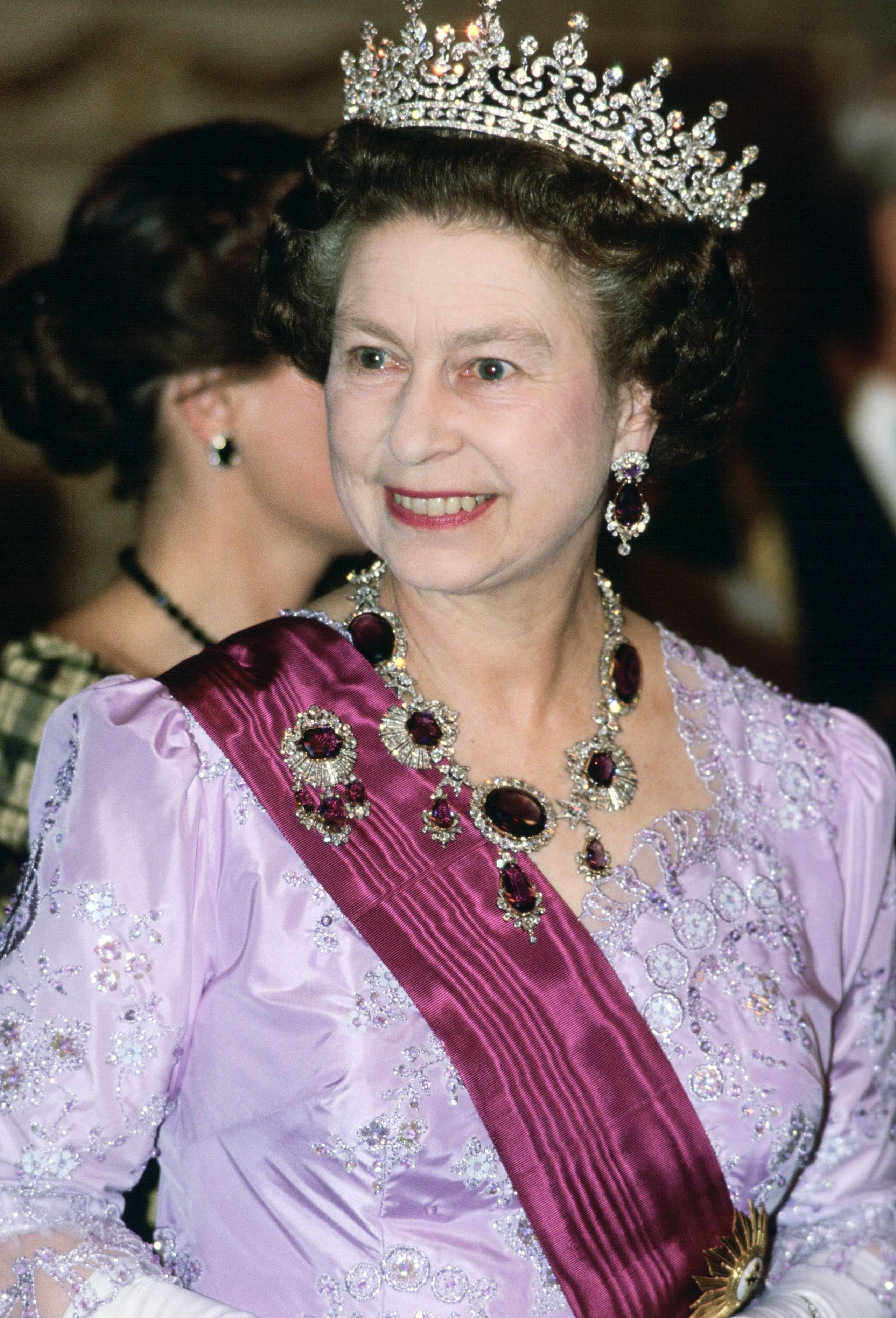 エリザベス女王 プラチナジュビリー 王冠 ブローチ チャールズ 戴冠式-