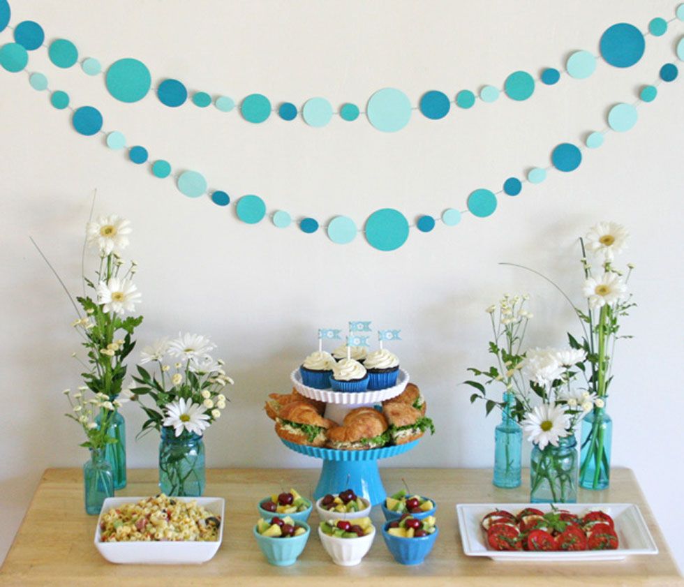 baby shower plates and decorations