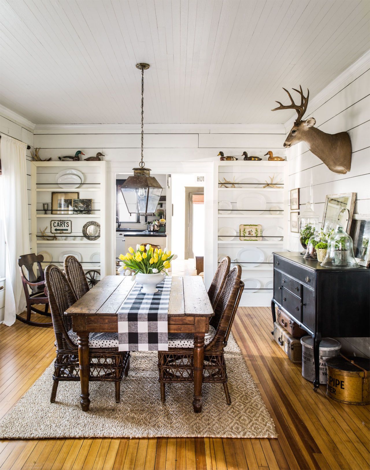 Traditional farmhouse dining room discount