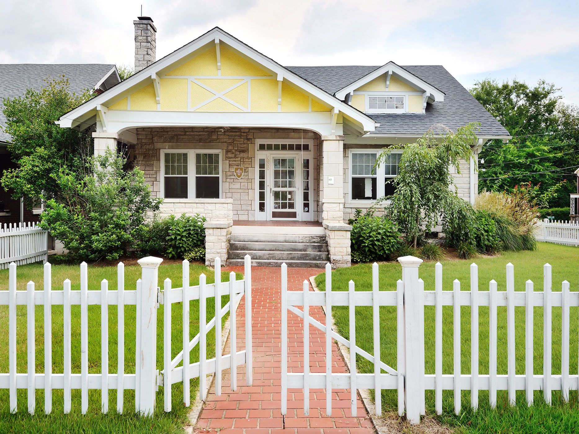 6 Quaint Houses For Sale With White Picket Fences Historic Homes