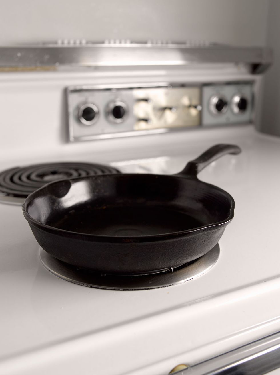 Cookware and bakeware, Kitchen stove, Major appliance, Stove, Home appliance, Cooktop, Room, Gas stove, Frying pan, Small appliance, 