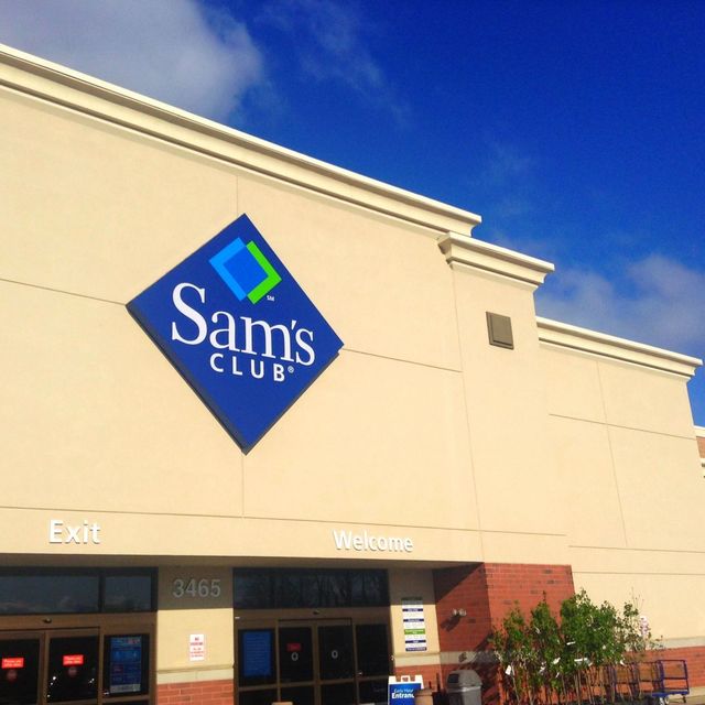 Sam's Club Is Selling A Massive Cinnamon Roll - Sam's Club's Massive ...