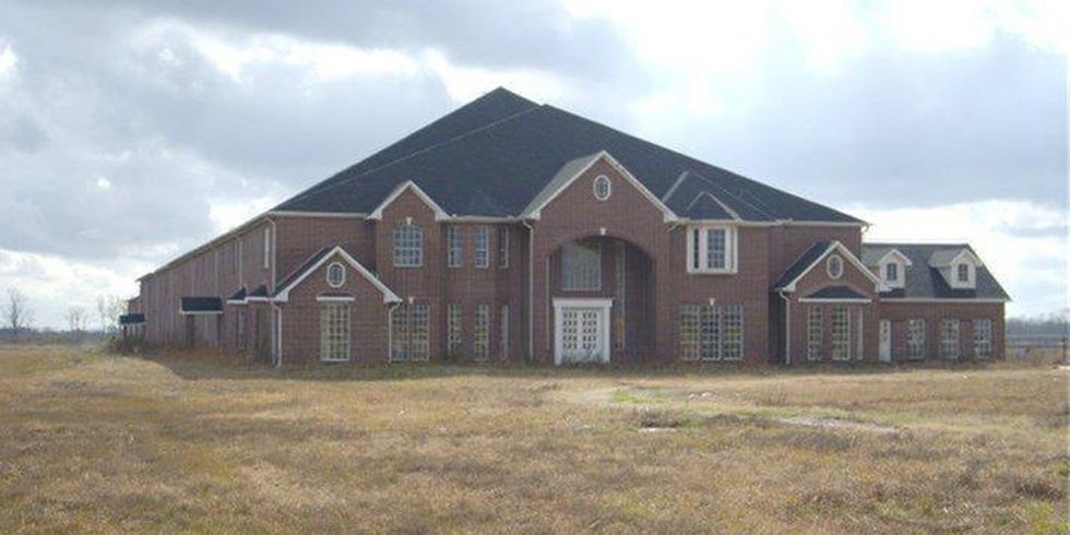 no, that abandoned texas mansion in manvel, texas is not