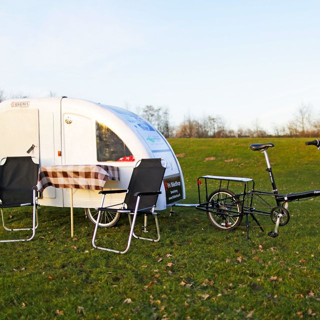 Bicycle accessory, Vehicle, Bicycle, Bicycle trailer, Trailer, Recreation, Travel trailer, Grass, RV, Leisure, 