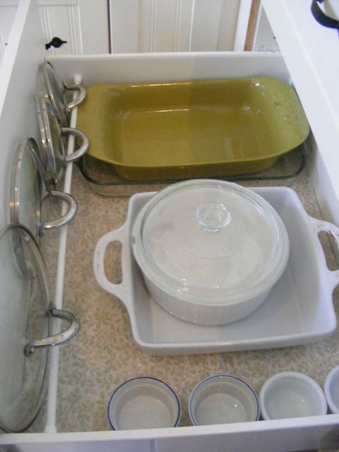 Serveware, Dishware, Plumbing fixture, Porcelain, Ceramic, Kitchen utensil, Plumbing, Sink, Plate, Silver, 