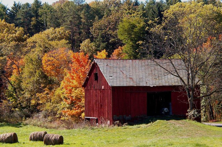 Beautiful Autumn Barn Photos - Fall Foliage Pictures