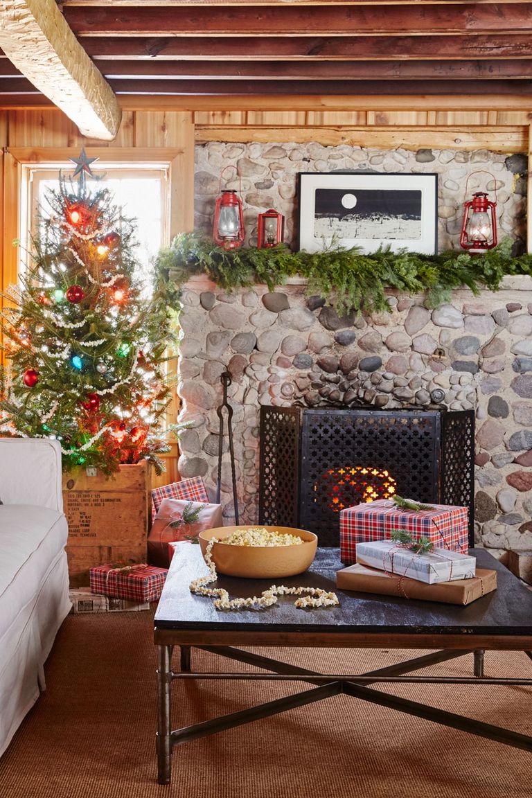 38 Christmas Mantel Decorations - Ideas for Holiday Fireplace Mantel ...