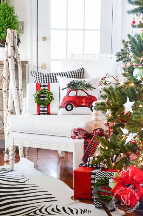 Interior design, Event, Christmas decoration, Red, Interior design, Christmas ornament, Home, Holiday, Toy, Christmas tree, 