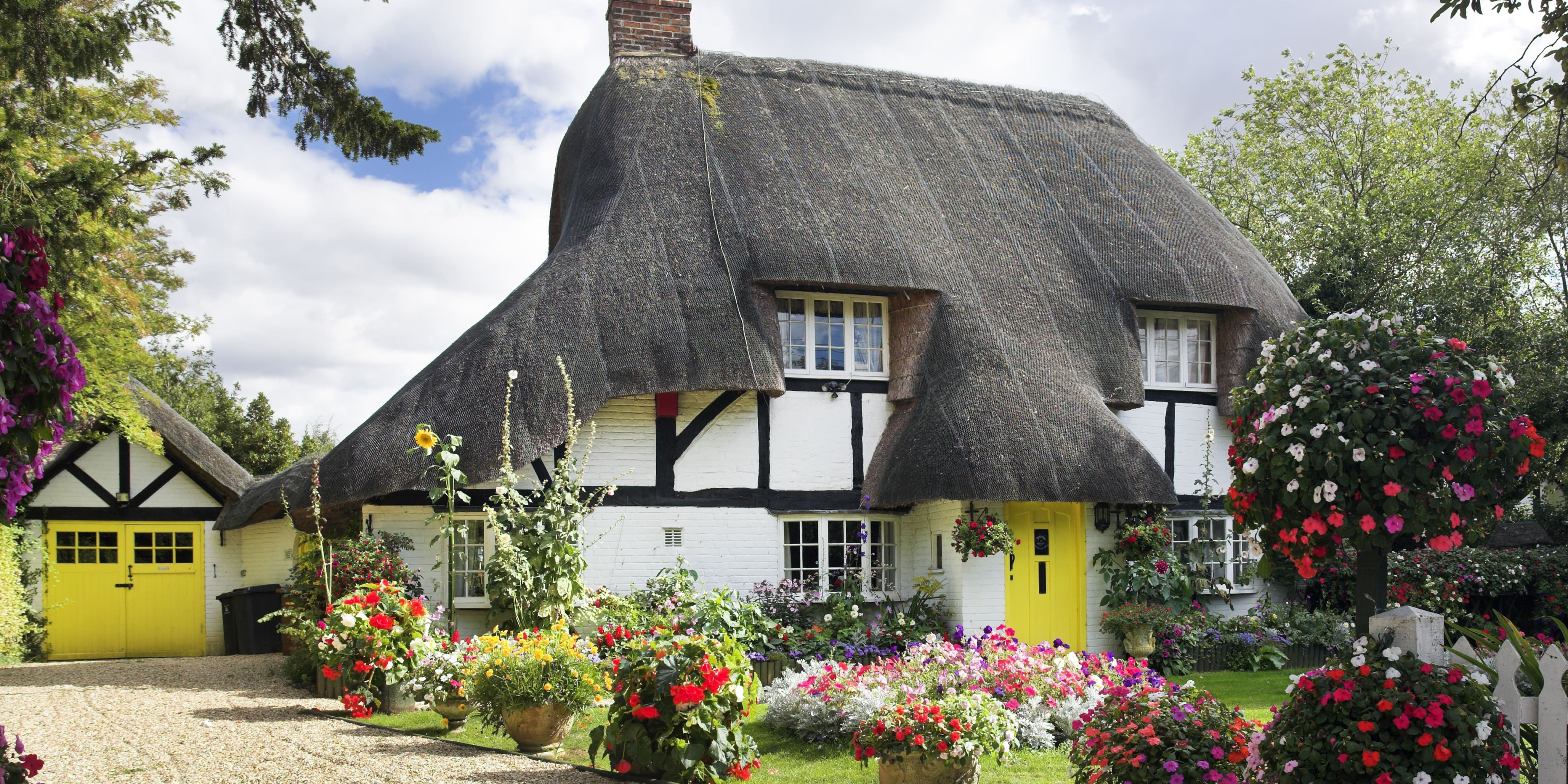 11 Photos Of English Country Cottages That Make Us Want One Right Now