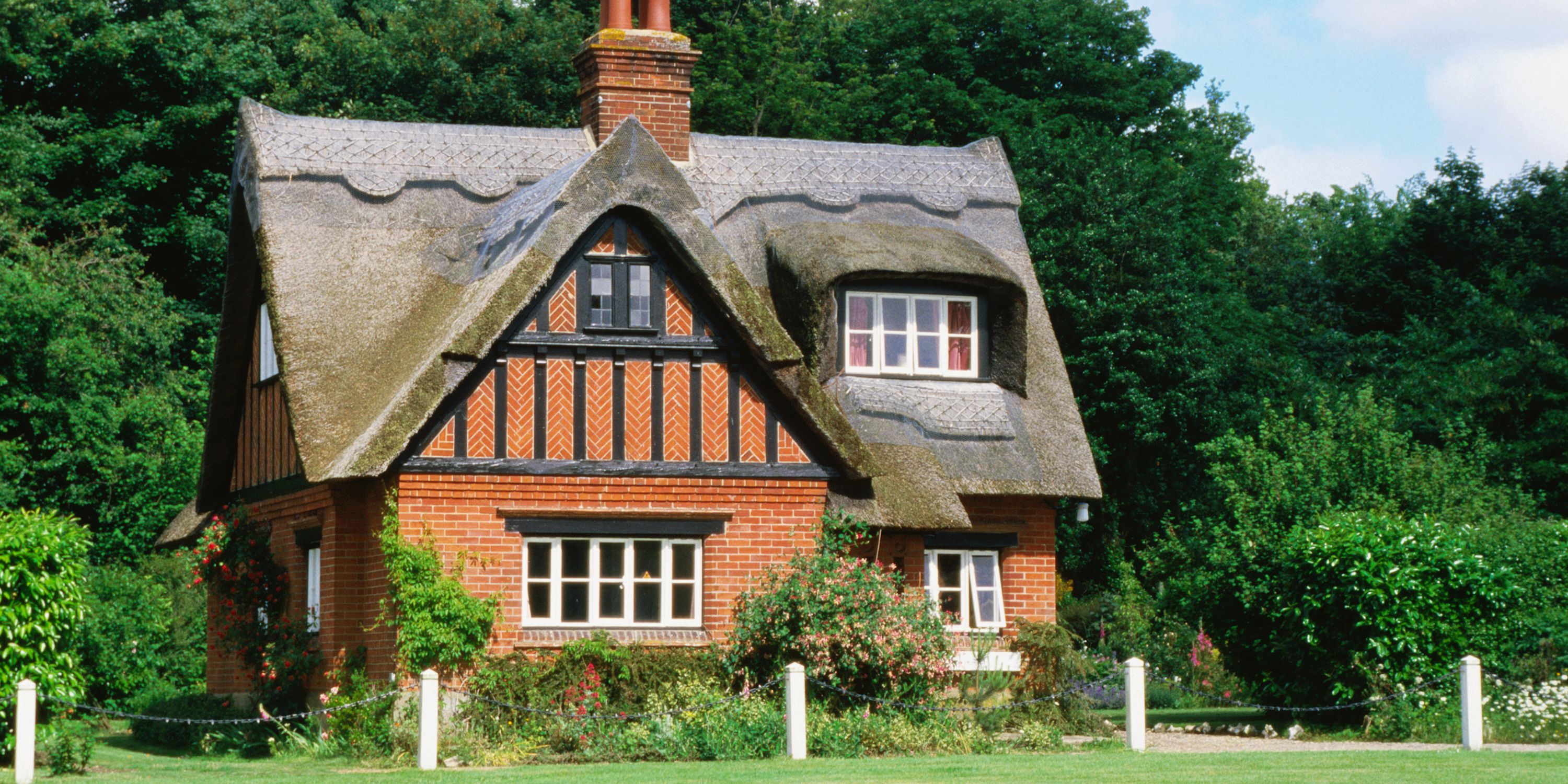 11 Photos Of English Country Cottages That Make Us Want One Right Now