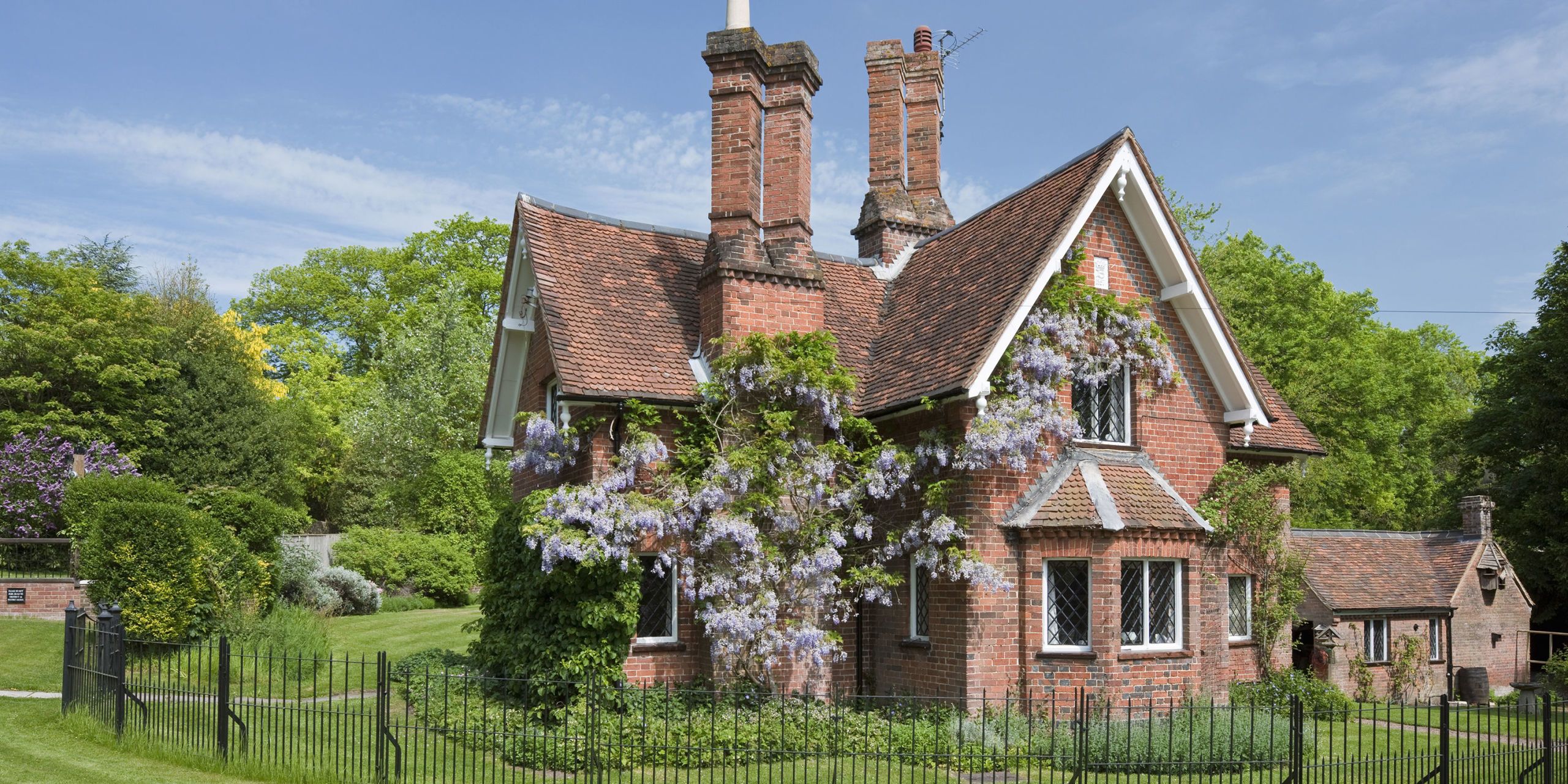 11 Photos Of English Country Cottages That Make Us Want One Right Now