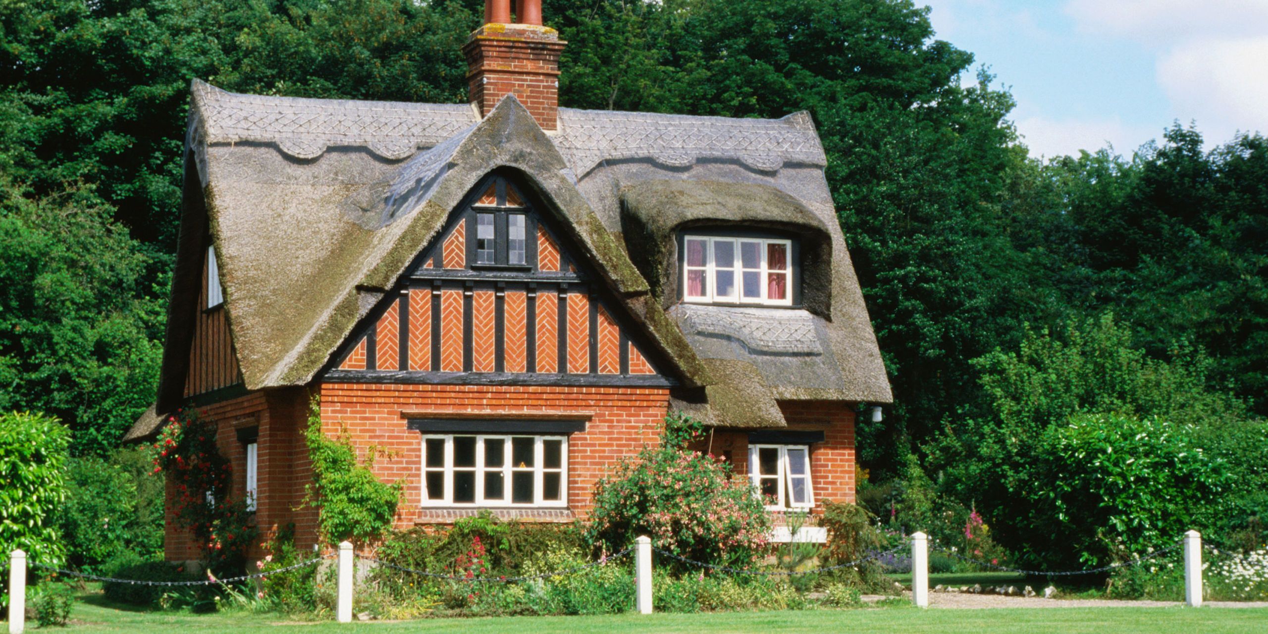 11 Photos of English Country Cottages That Make Us Want One Right Now