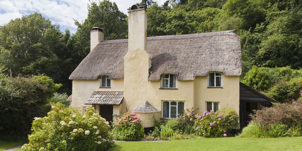 11 Photos of English Country Cottages That Make Us Want One Right Now