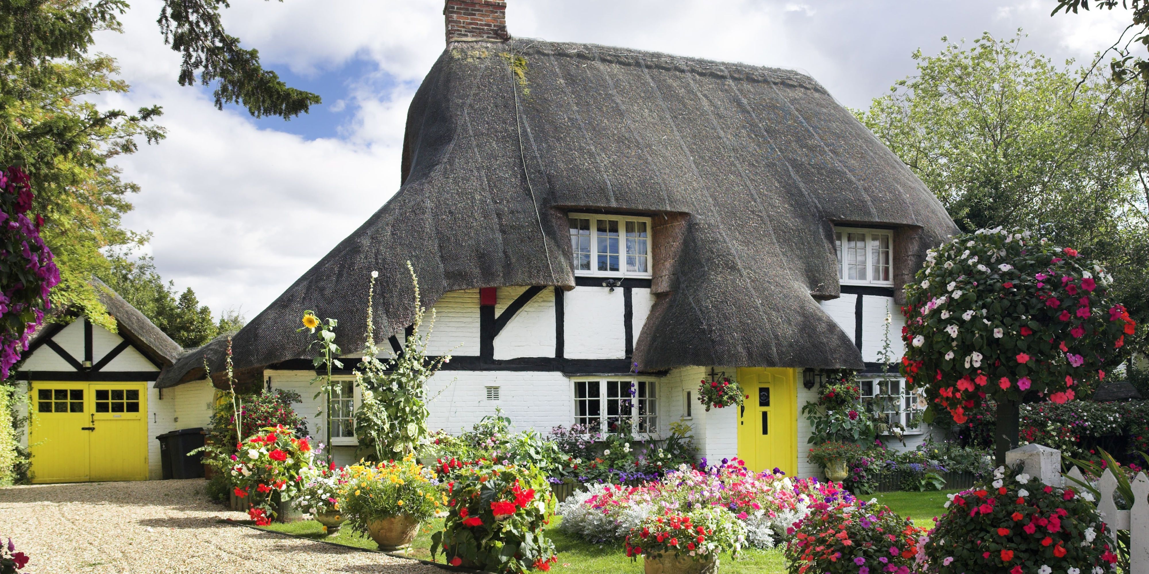 11 Photos Of English Country Cottages That Make Us Want One Right Now   Landscape 1456431892 Gettyimages 125982932 