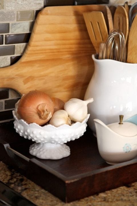 Serveware, Dishware, Wood, Porcelain, Ingredient, Ceramic, Local food, Produce, Garlic, Hardwood, 