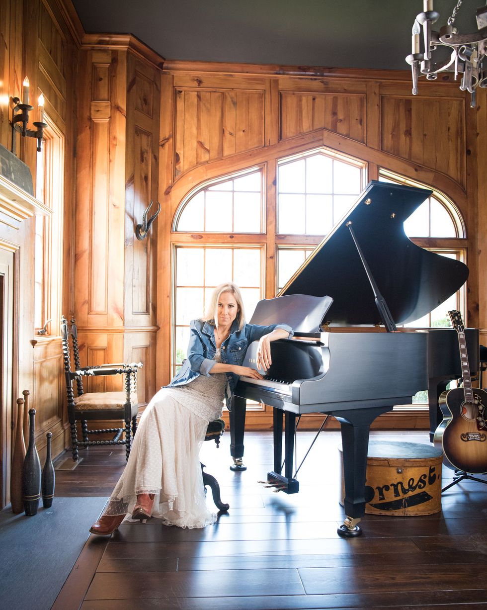 sheryl crow sitting at her piano