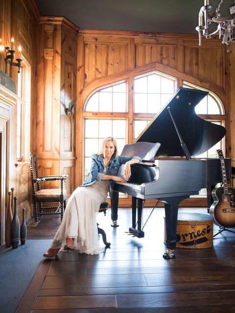 sheryl crow sitting at her piano