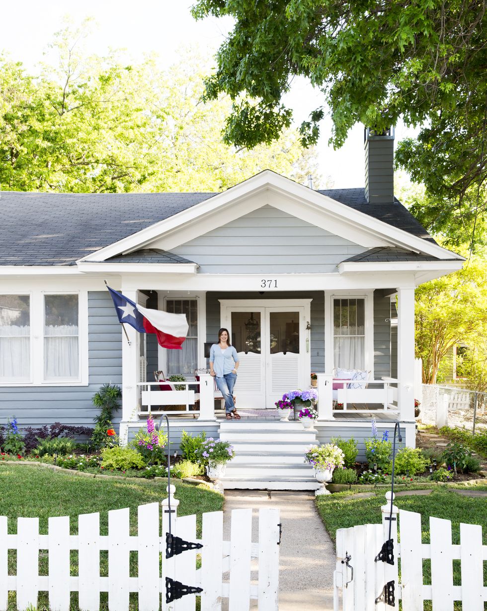 blue texas cottage, picket fence