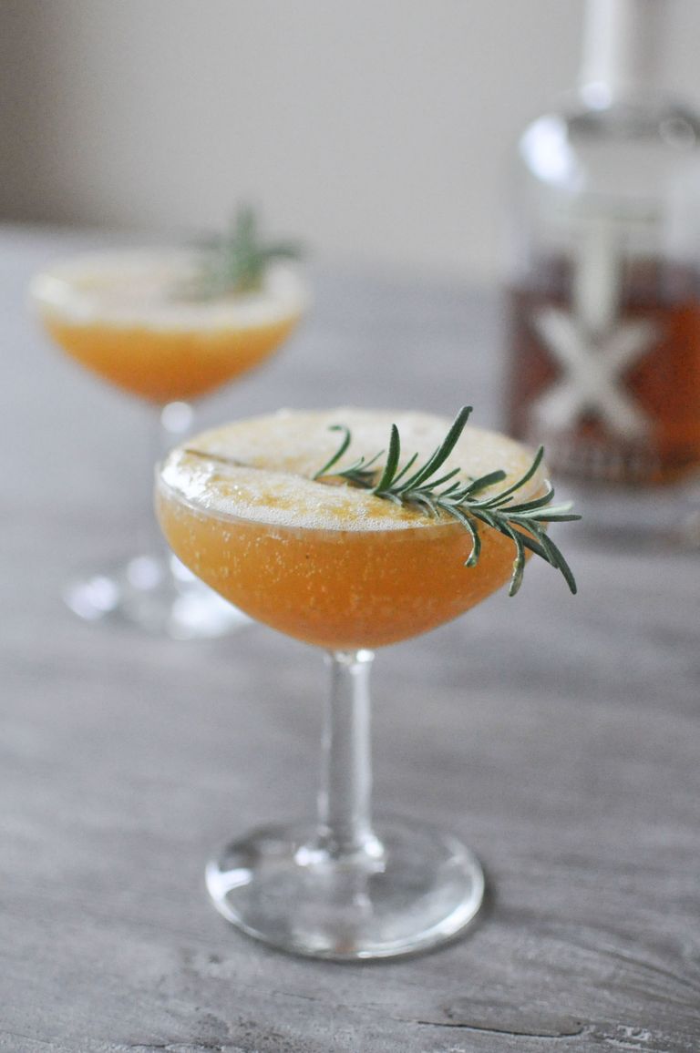 30 Easy Christmas Cocktails - Best Recipes for Christmas Alcoholic Drinks