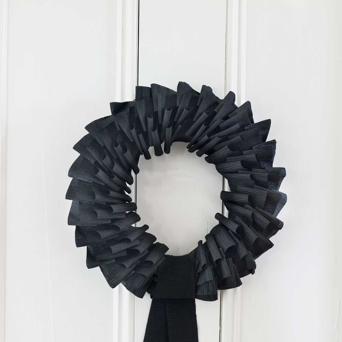 How to Make a Paper Wreath - Black Paper Wreath Craft