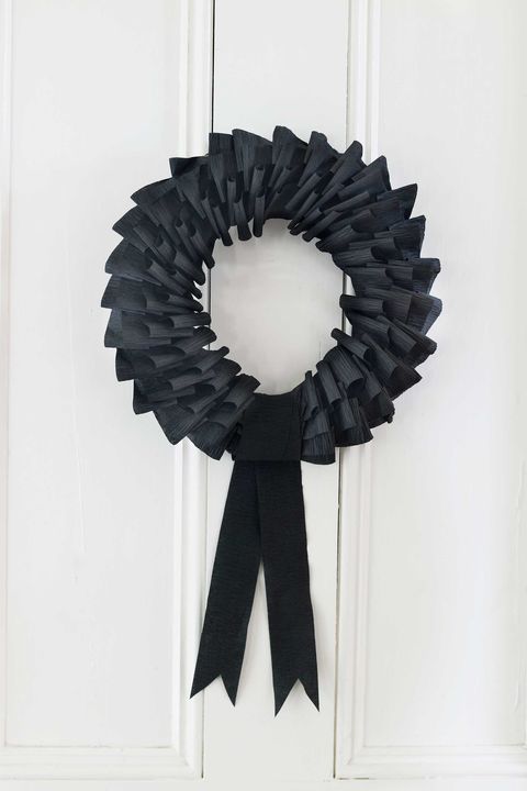 diy halloween decoration black wreath