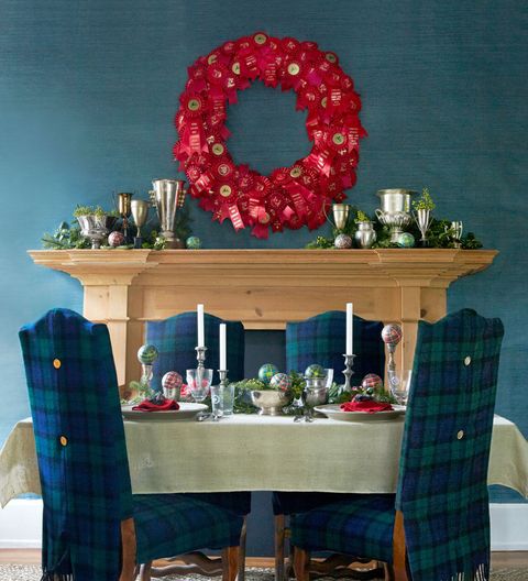 Wreath, Tablecloth, Linens, Teal, Christmas decoration, Decoration, Interior design, Arch, Home accessories, Flower Arranging, 