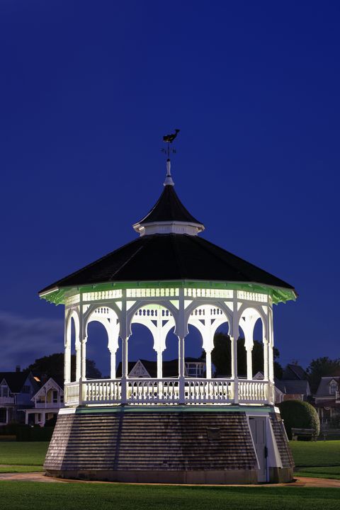 Landmark, Finial, Roof, Lawn, Gazebo, Holy places, Evening, Symmetry, Temple, Historic site, 