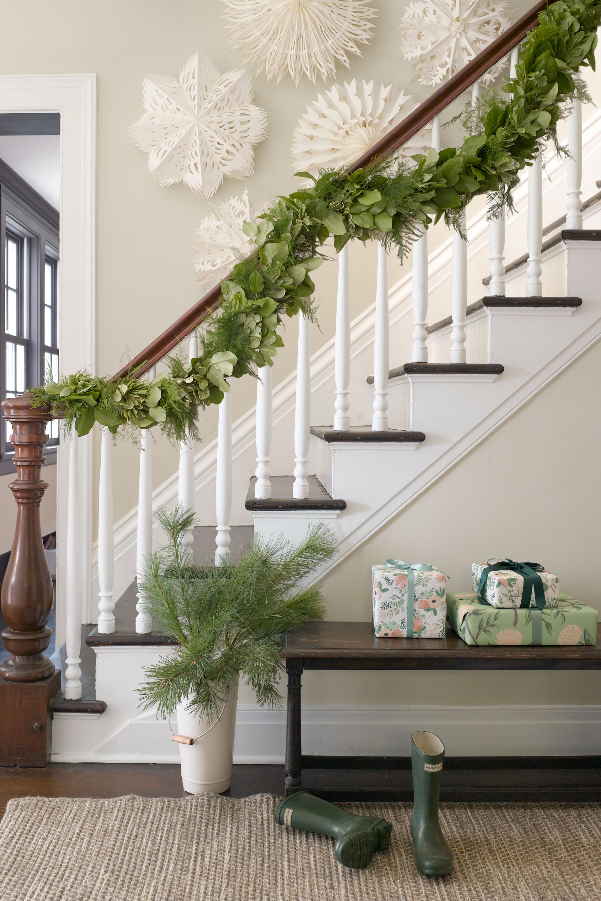 60 Best Christmas Garland Ideas - Decorating with Holiday Garlands