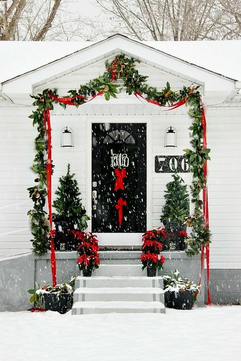 47 Best Christmas Garland Ideas 2021 - Decorating with Holiday Garlands