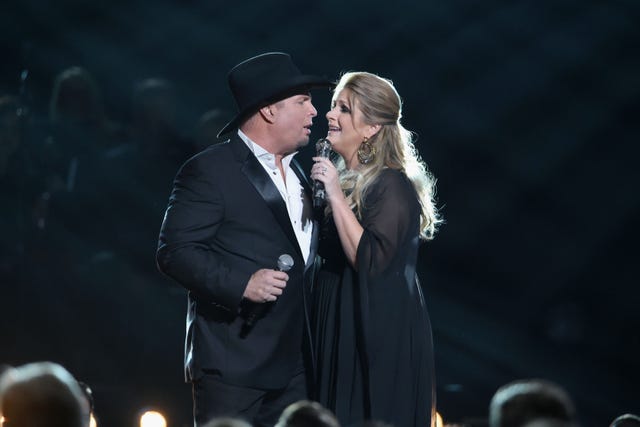 Garth Brooks and Trisha Yearwood Perform Duet at CMAs 2016 - Country Music Association Awards