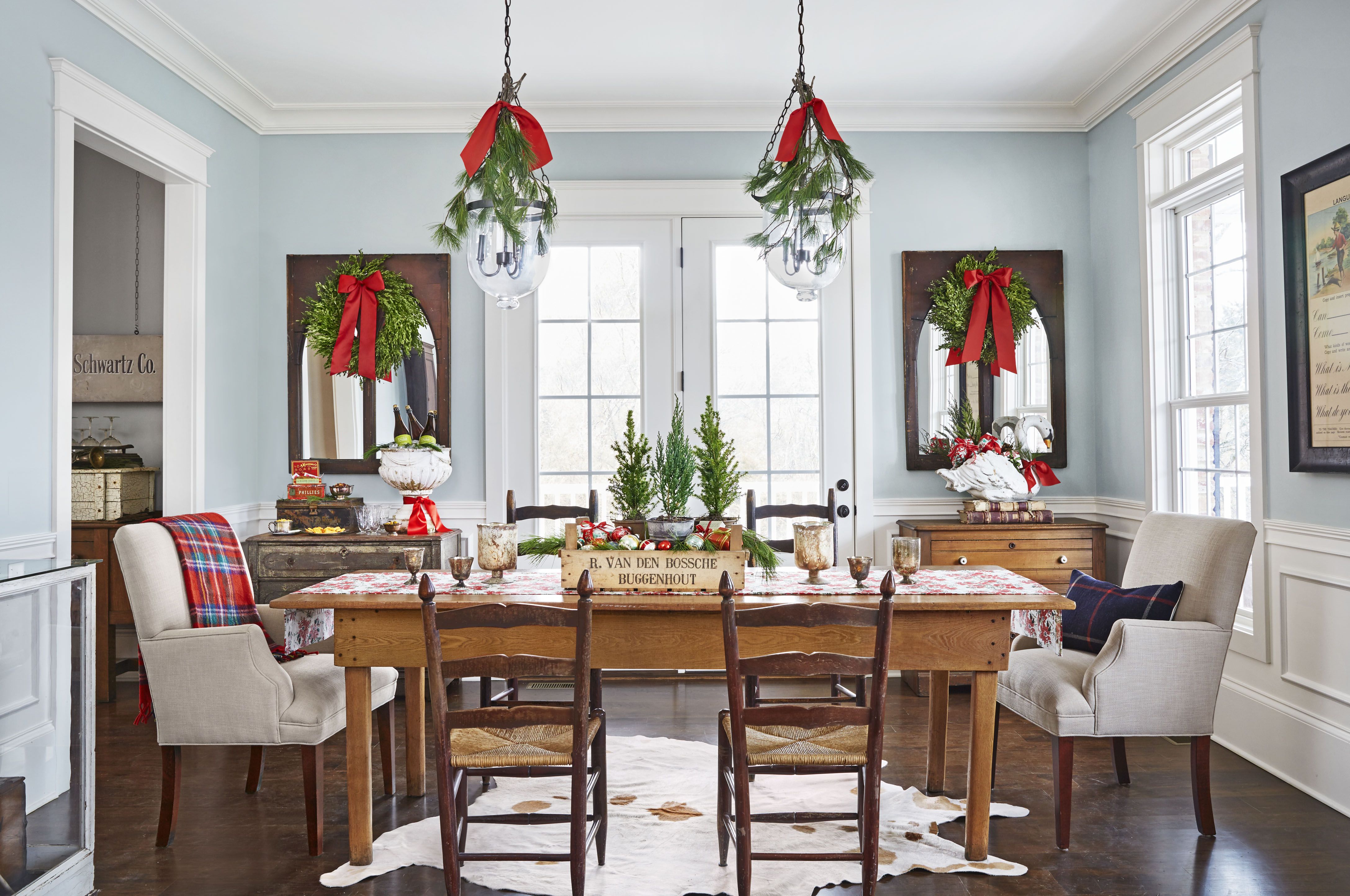 Christmas Decorations Dining Room : 101 Christmas Decorating Ideas For Tables And Sideboards / Modern christmas decor is very popular right now, and this gold christmas table from inspired by this embraces both modern and traditional aesthetics.