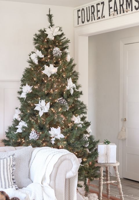 13 Gorgeous Ways to Decorate Your Farmhouse Family Room for Christmas