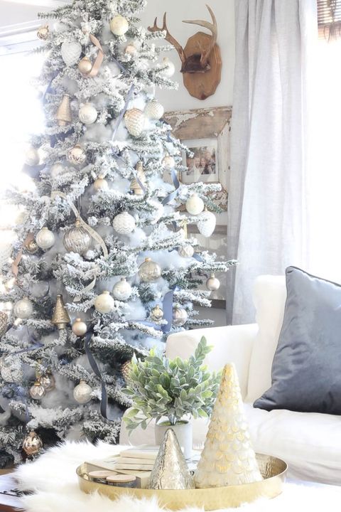 13 Gorgeous Ways to Decorate Your Farmhouse Family Room for Christmas