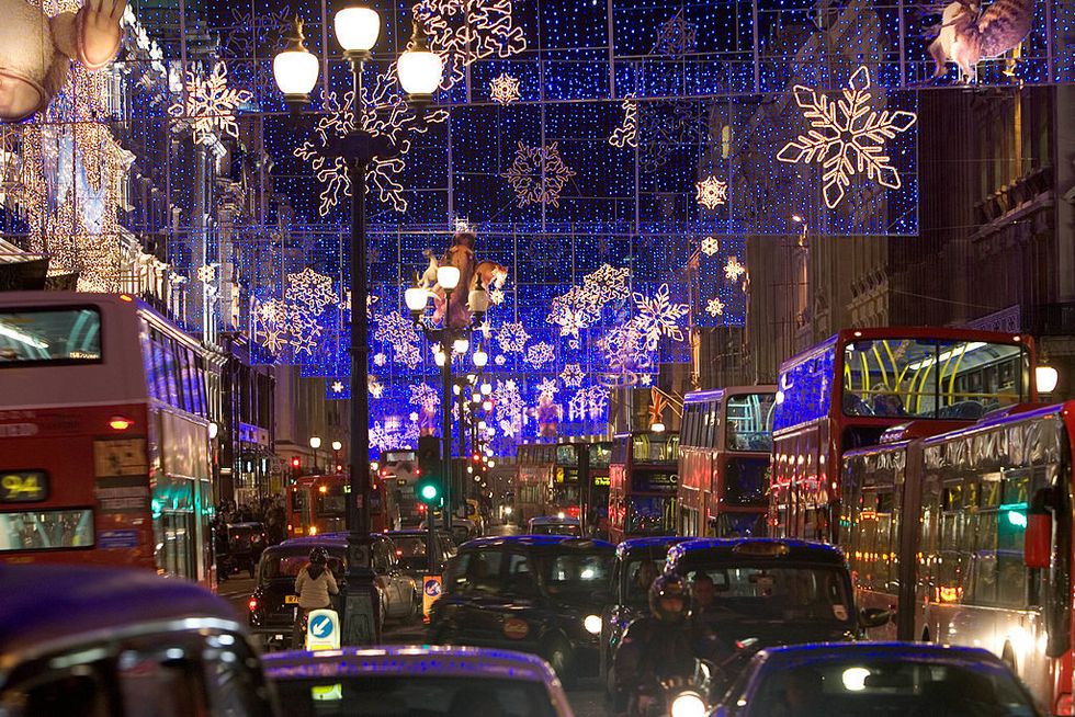 Lighting, Electricity, Automotive lighting, Automotive exterior, Christmas decoration, Midnight, Christmas, Christmas lights, Traffic congestion, Traffic, 