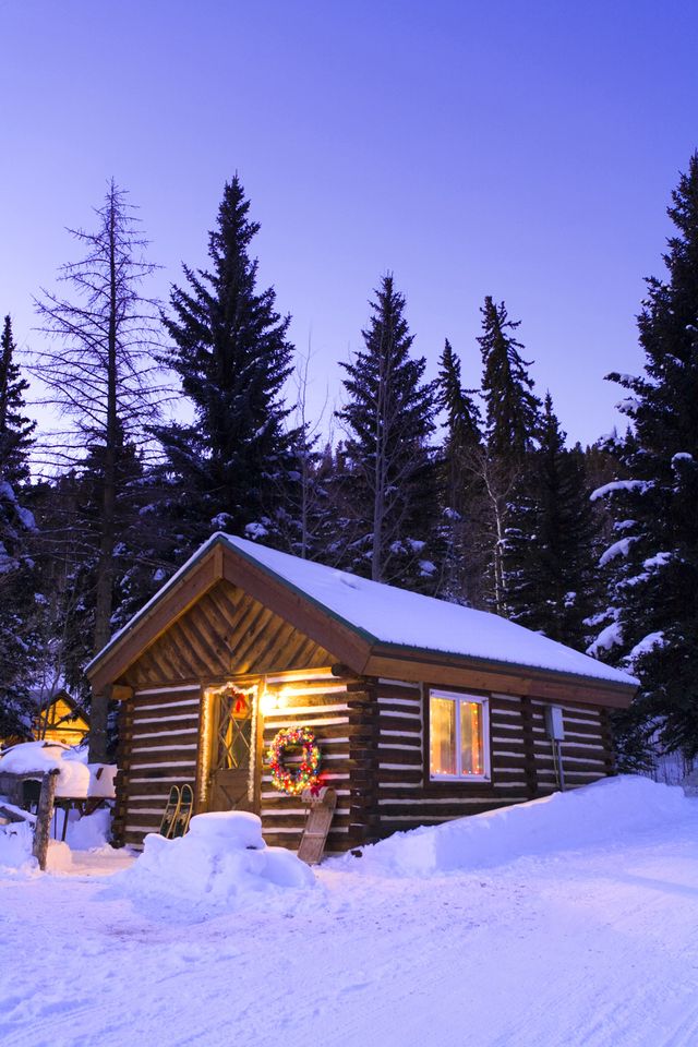 These Cozy Photos Of Log Cabins In The Snow Will Make You Feel Extra ...