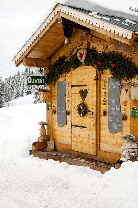 These Cozy Photos Of Log Cabins In The Snow Will Make You Feel