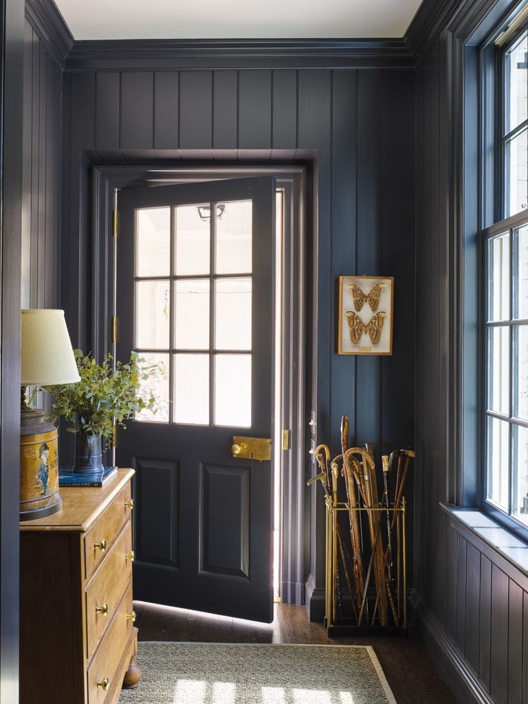 Black shiplap is the new white! An edgier take on the farmhouse trend, black shiplap is a great way to combine modern and farmhouse style. Let's admire these interiors that embrace the moodier side of shiplap! Welcome to the dark side. #blackshiplap #modernfarmhouse #shiplap