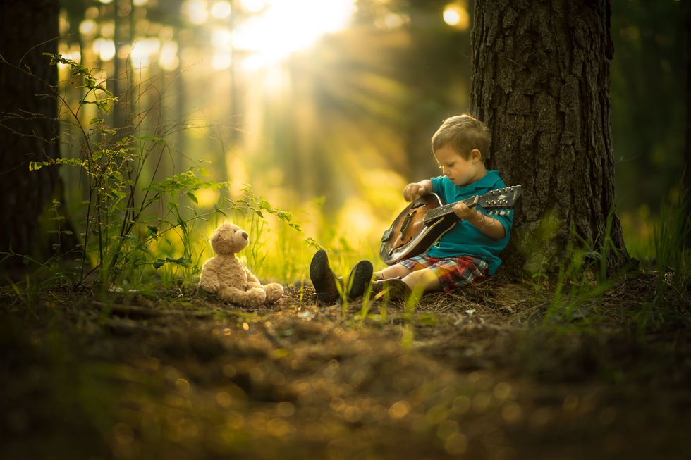 Lighting, Sun, People in nature, Sunlight, Toy, Lens flare, Toddler, Backlighting, Baby, Astronomical object, 