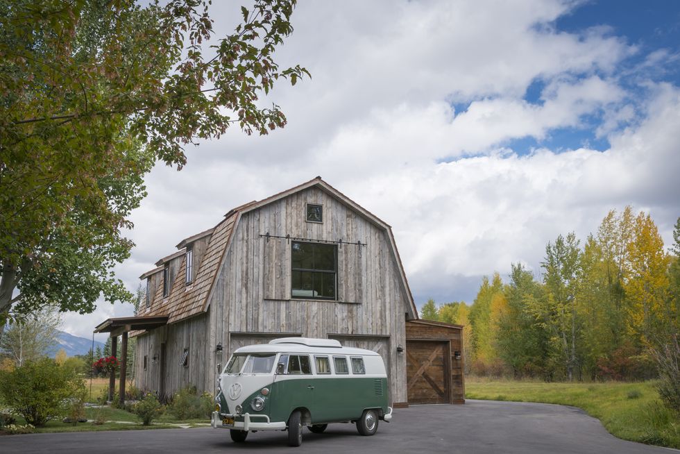 barn-inspired guest house wyoming driveway