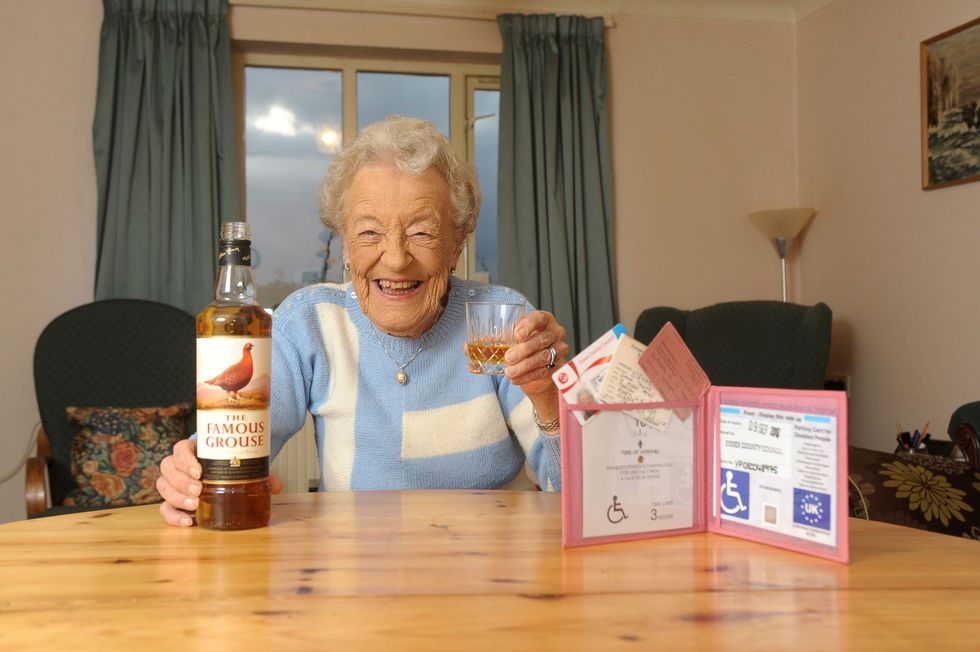 Бабуля на английском. Магазин «бабушка» в Англии. Английская бабушка снималась в рекламе. Бабушка English flaskracd.